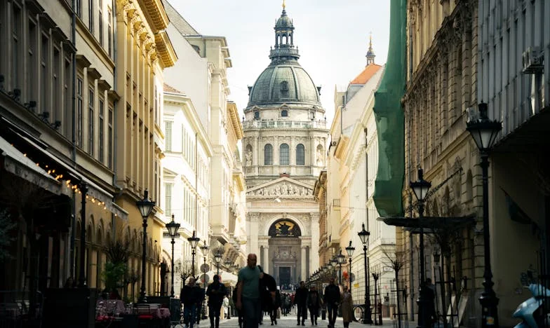 Truchlící vdova nachází útěchu v laskavosti cizince v kavárně